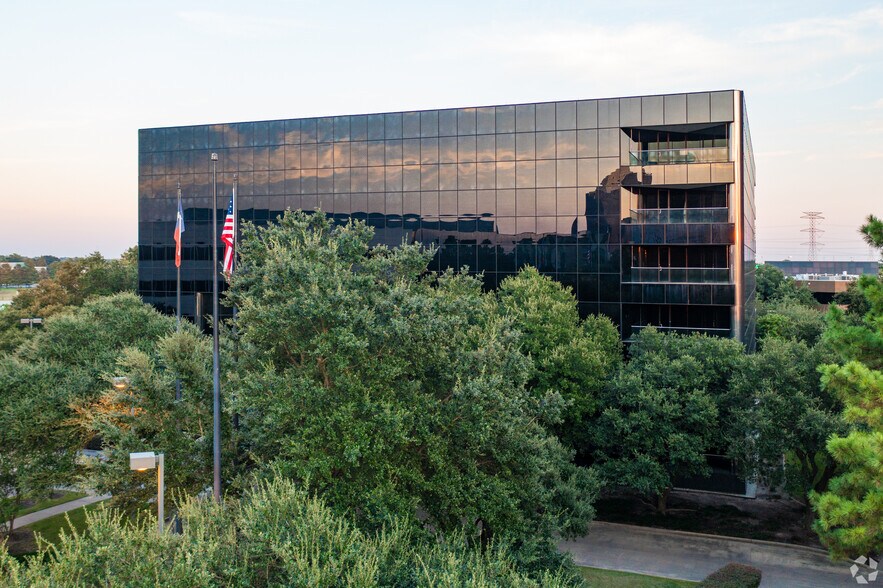 16666 Northchase Dr, Houston, TX à louer - Photo du bâtiment - Image 1 de 27