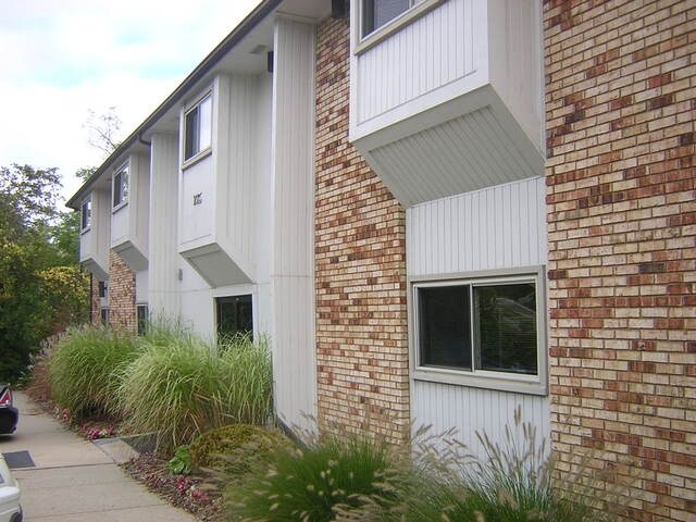 2035 Hogback Rd, Ann Arbor, MI à louer - Photo du bâtiment - Image 2 de 11