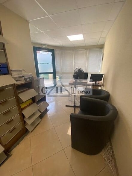 Retail in Alfortville for lease - Interior Photo - Image 3 of 4