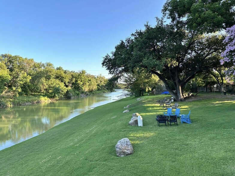 205 SW Barnard St, Glen Rose, TX à vendre - Photo du bâtiment - Image 2 de 41