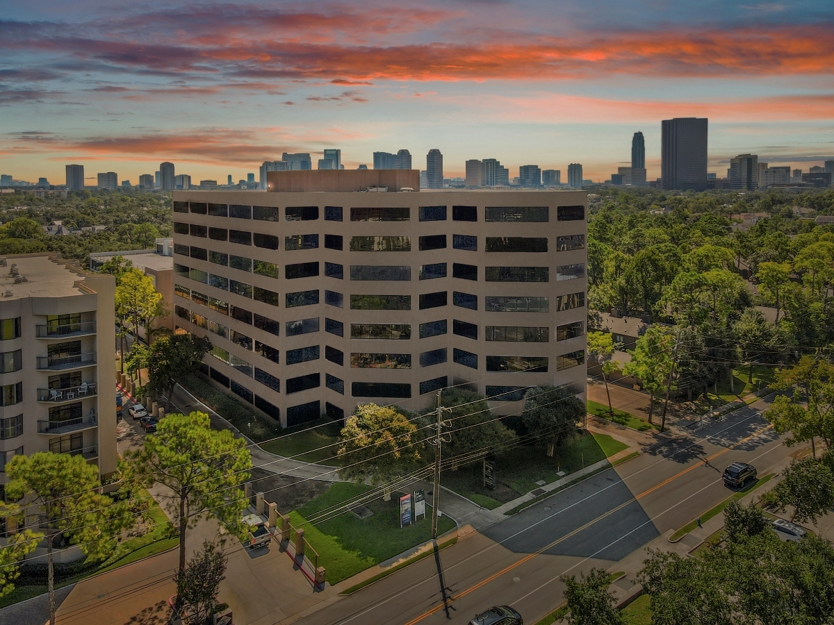 675 Bering Dr, Houston, TX à vendre Photo du b timent- Image 1 de 10