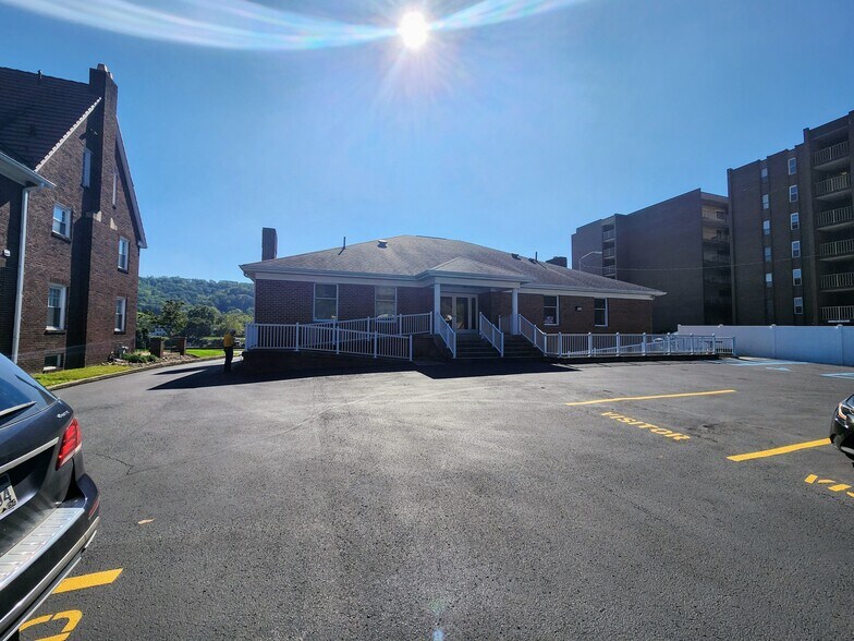 2110 Kanawha Blvd E, Charleston, WV à louer - Photo du bâtiment - Image 3 de 11