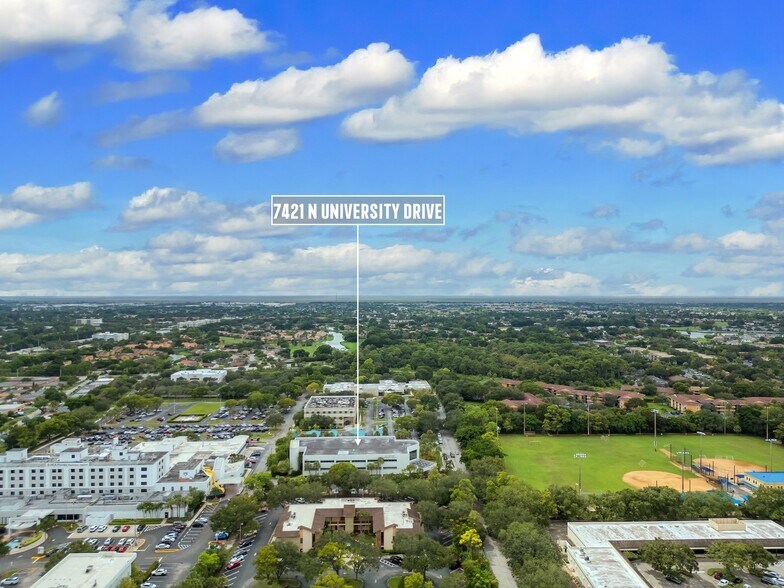 7421 N University Dr, Tamarac, FL à vendre - Photo du bâtiment - Image 3 de 19