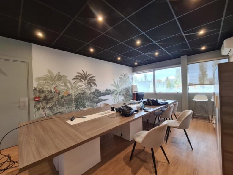 8 Rue Pascal, Bron for lease - Interior Photo - Image 3 of 6