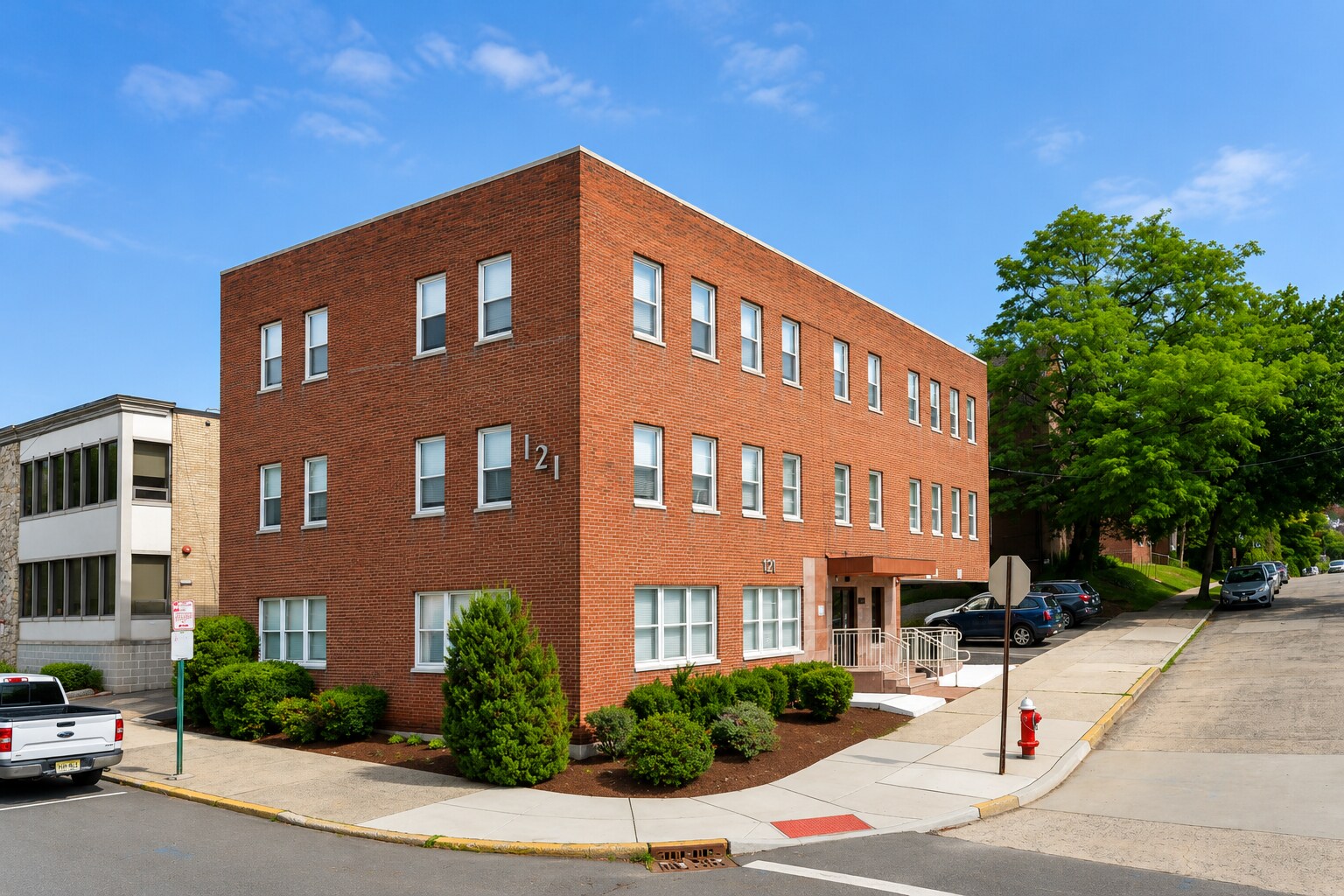 121 Cedar Ln, Teaneck, NJ à vendre Photo du bâtiment- Image 1 de 17