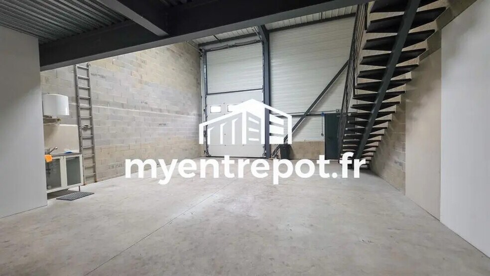 Flex in Aubagne for lease - Interior Photo - Image 3 of 7