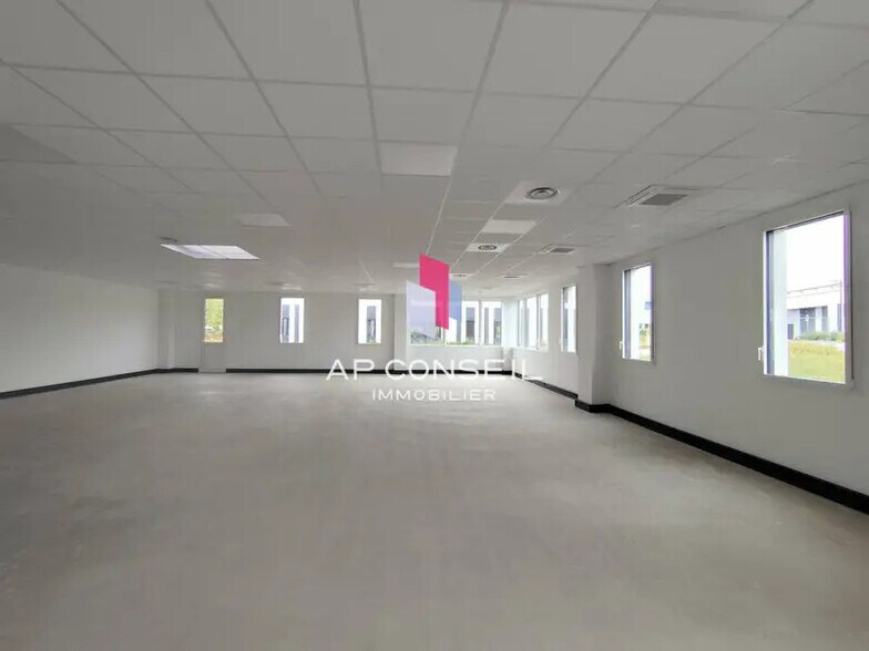 Flex dans Élancourt à louer - Photo du bâtiment - Image 3 de 9