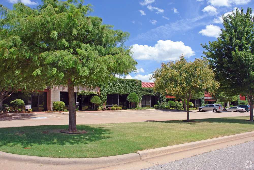 430 W Wilshire Blvd, Oklahoma City, OK for lease Building Photo- Image 1 of 1