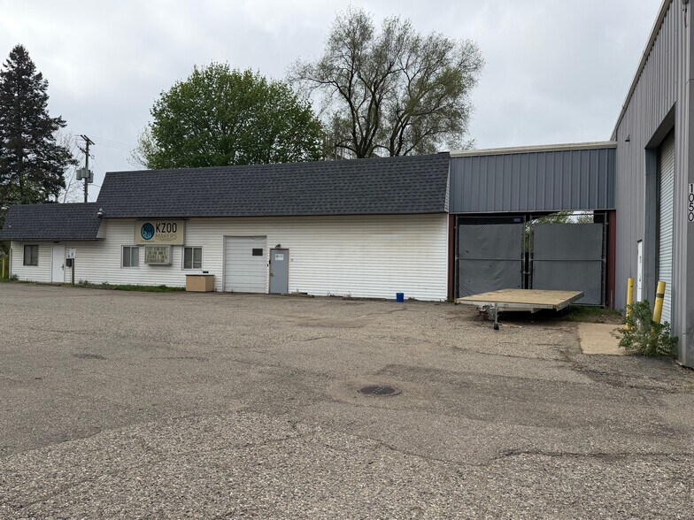 1050 E Michigan Ave, Kalamazoo, MI à vendre - Photo du bâtiment - Image 3 de 11