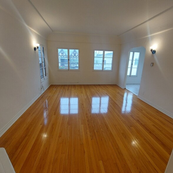 626 S Cloverdale Ave, Los Angeles, CA for sale - Building Photo - Image 3 of 22