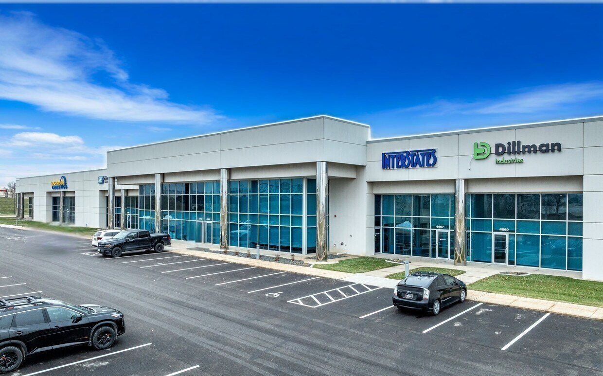 4651-4677 121st St, Urbandale, IA à louer Photo principale- Image 1 de 2