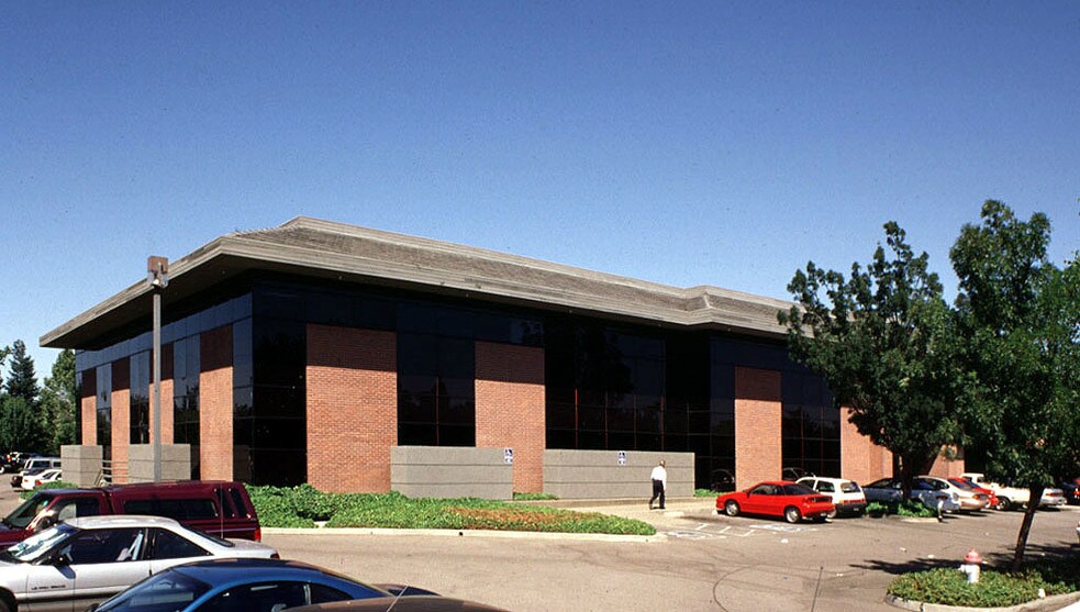 7248 S Land Park Dr, Sacramento, CA à louer - Photo du bâtiment - Image 3 de 4