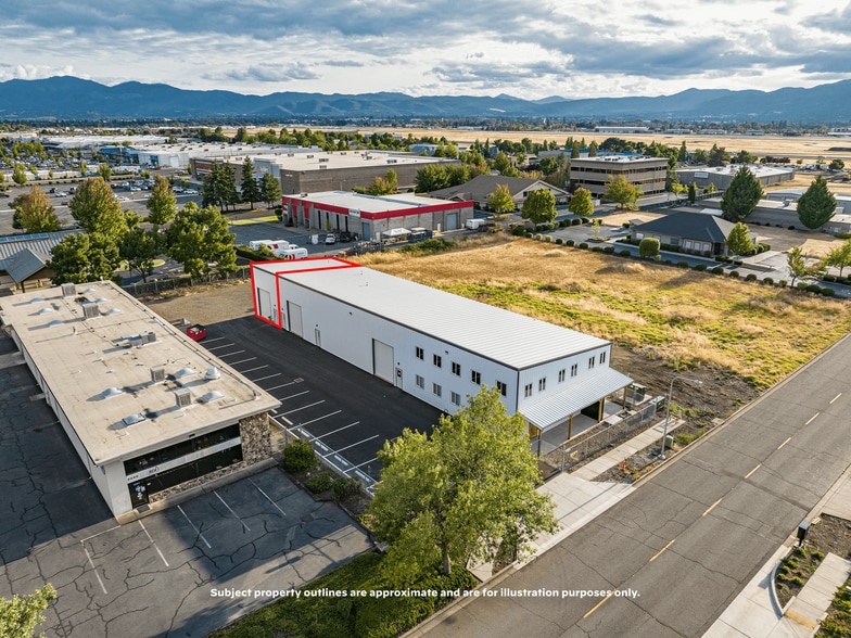 2074 Commerce Dr, Medford, OR for lease - Building Photo - Image 3 of 20