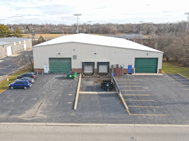 701 Sunset Dr, Round Lake, IL for lease - Building Photo - Image 2 of 12