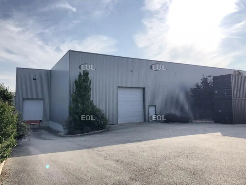 Industrial in Taluyers for lease - Building Photo - Image 2 of 20