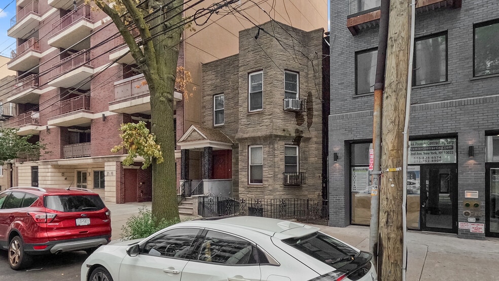 21-12 31st ave, Astoria, NY à vendre - Photo du bâtiment - Image 3 de 15