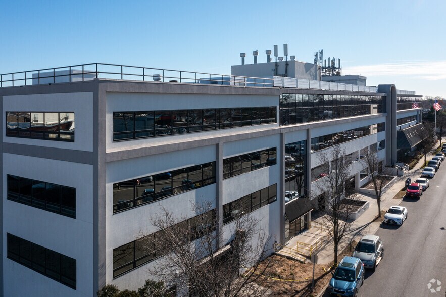 1025 Old Country Rd, Westbury, NY à louer - Photo du bâtiment - Image 2 de 4