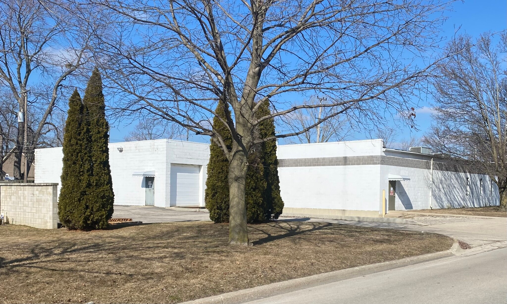 11,360 sf Industrial + .5 Acre Lot portfolio of 2 properties for sale on LoopNet.ca Primary Photo- Image 1 of 24