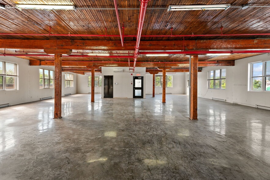 5010 Rue Saint-Patrick, Montréal, QC à louer - Photo du bâtiment - Image 2 de 19