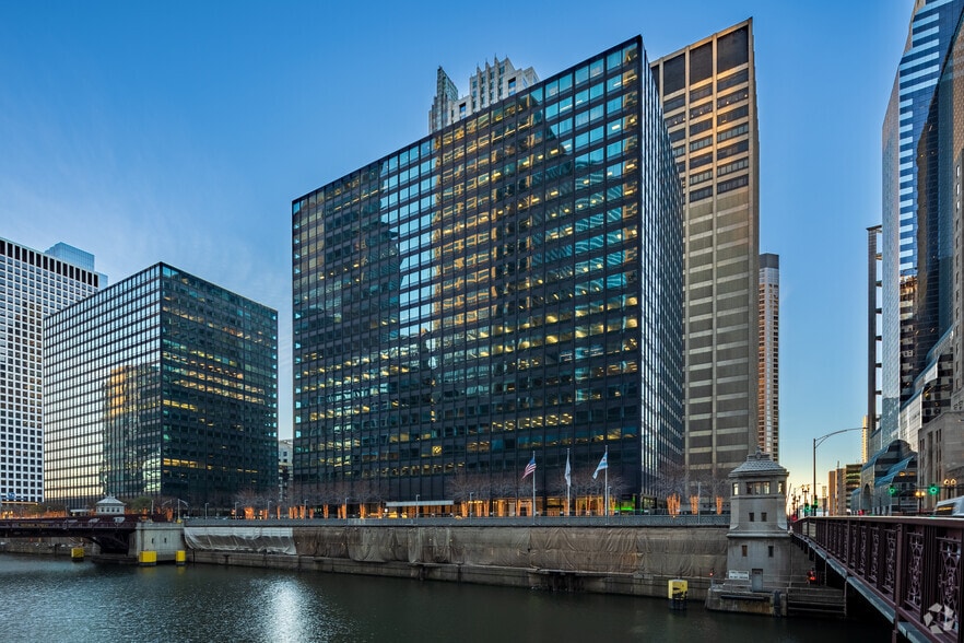 10 S Riverside Plz, Chicago, IL for lease - Building Photo - Image 1 of 16