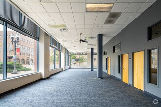 401 S Washington Sq, Lansing, MI à louer Photo intérieure- Image 2 de 9