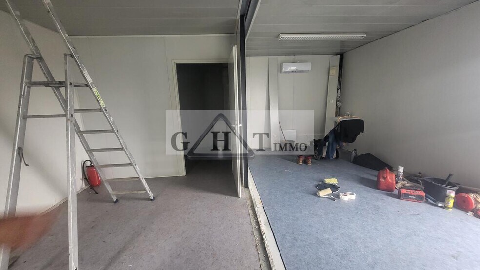 Retail in Pringy for lease - Interior Photo - Image 2 of 7