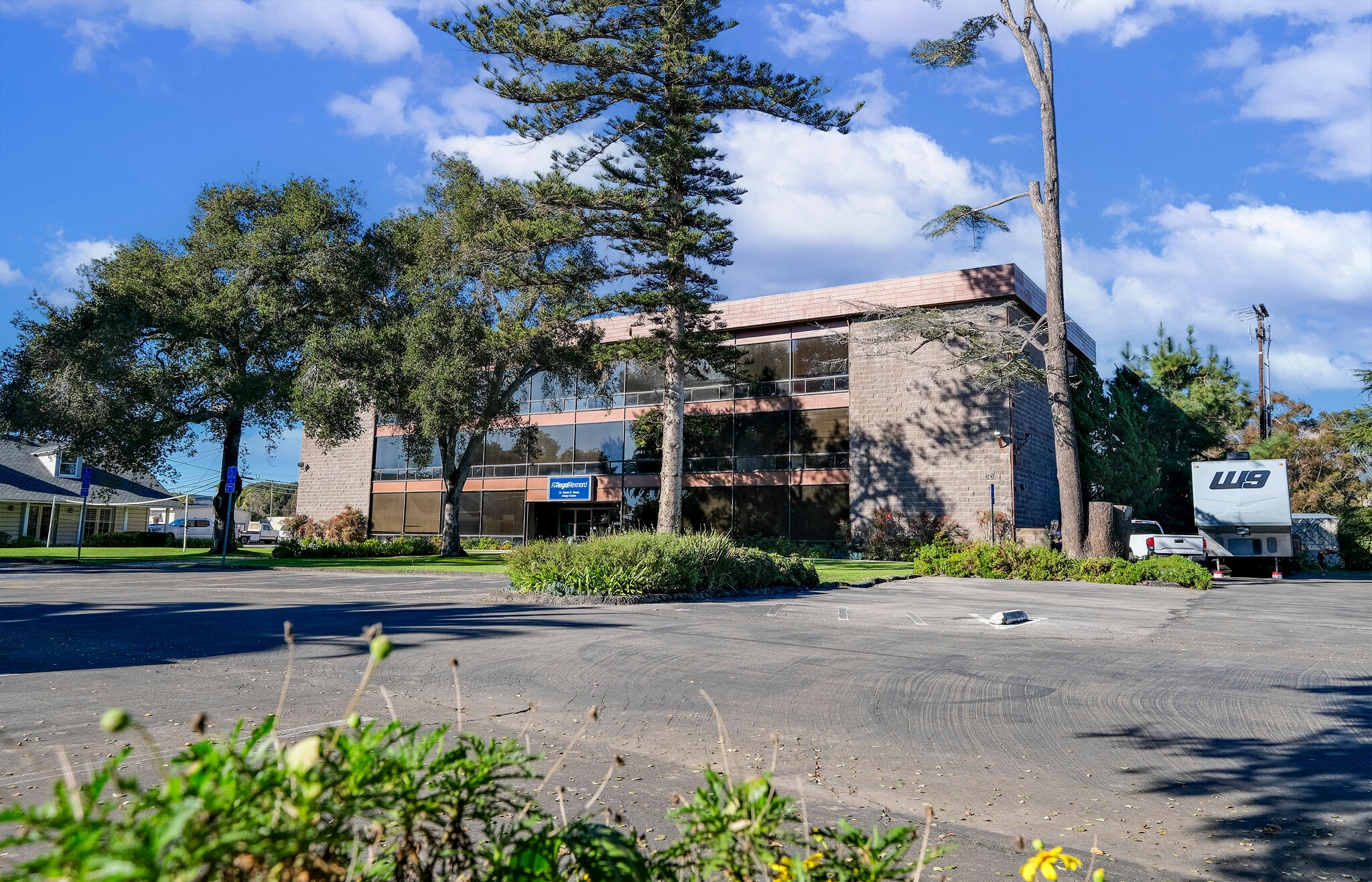 33 S La Patera Ln, Goleta, CA à louer Photo du bâtiment- Image 1 de 7