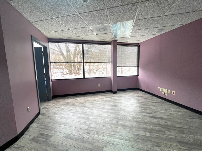 250 W Lancaster Ave, Paoli, PA à louer - Photo du bâtiment - Image 3 de 10