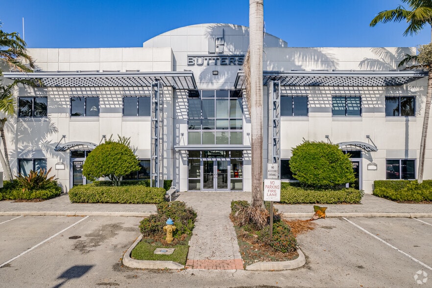 6820 Lyons Technology Cir, Coconut Creek, FL for lease - Building Photo - Image 2 of 6