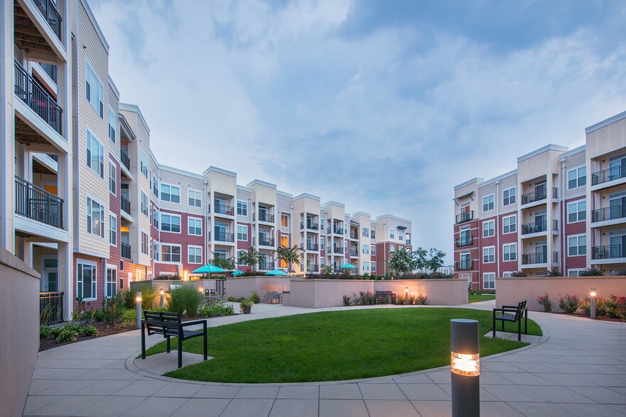 4211 Ridge Top Rd, Fairfax, VA à louer - Photo du bâtiment - Image 3 de 25