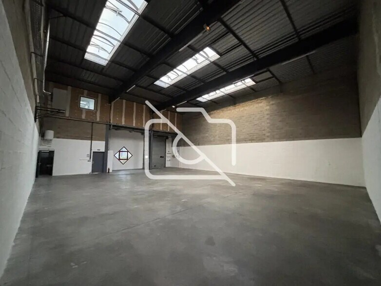 Industrial in Élancourt for lease - Building Photo - Image 2 of 15