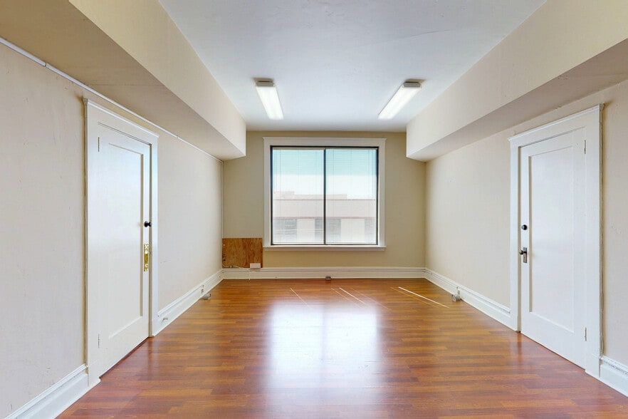 1527 19th St, Bakersfield, CA for lease - Matterport 3D Scan - Image 3 of 22