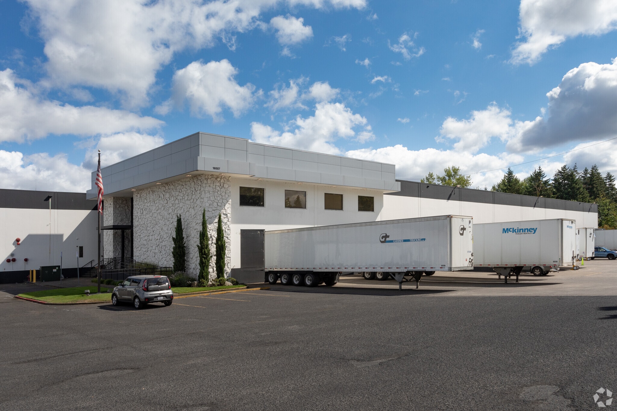 18285-18557 NE Halsey St, Portland, OR for lease Building Photo- Image 1 of 5
