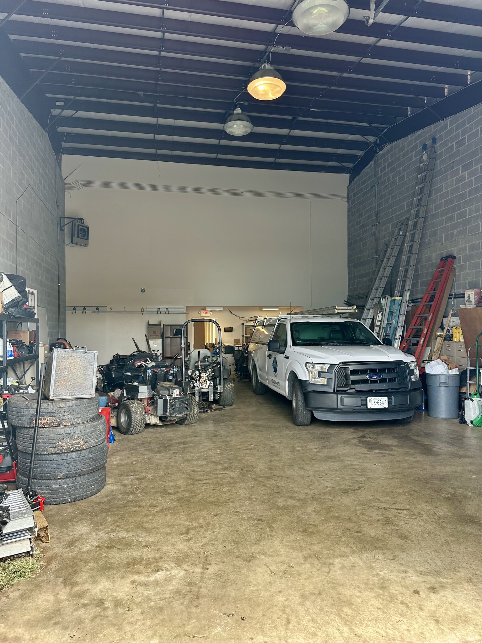 8733-8737 Quarry Rd, Manassas, VA for lease Interior Photo- Image 1 of 2