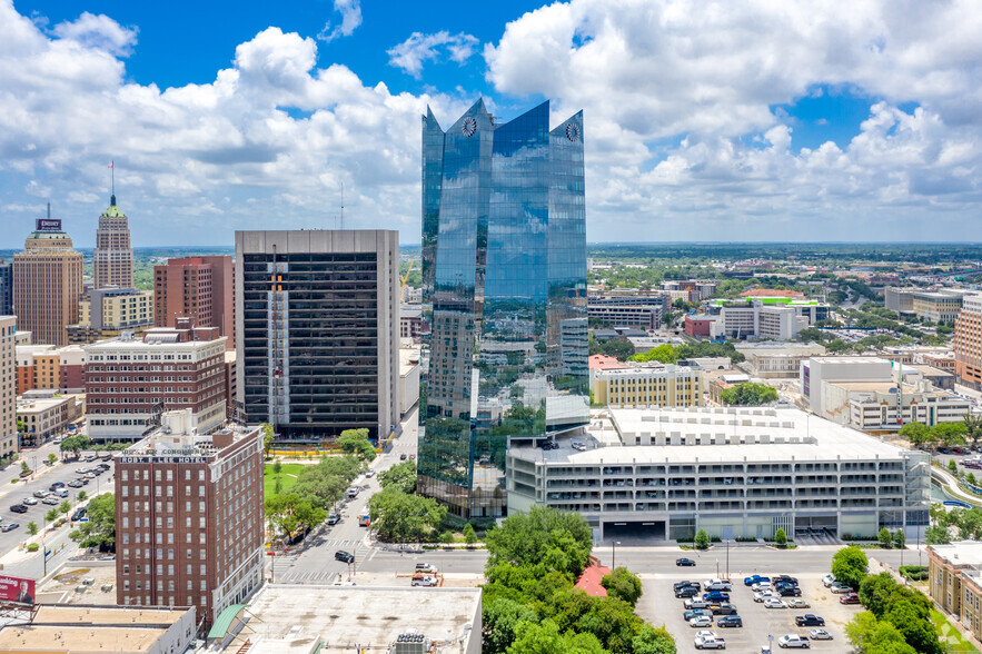 111 W Houston St, San Antonio, TX à louer - Photo du bâtiment - Image 3 de 14