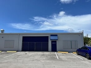 511-545 NE 32nd St, Oakland Park, FL for lease Building Photo- Image 1 of 11