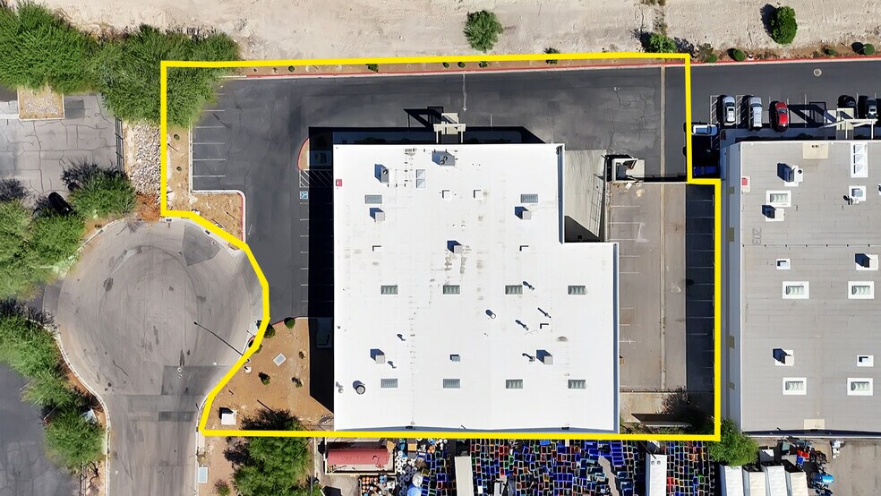 201 E Mayflower Ave, North Las Vegas, NV à louer - Photo du bâtiment - Image 3 de 9