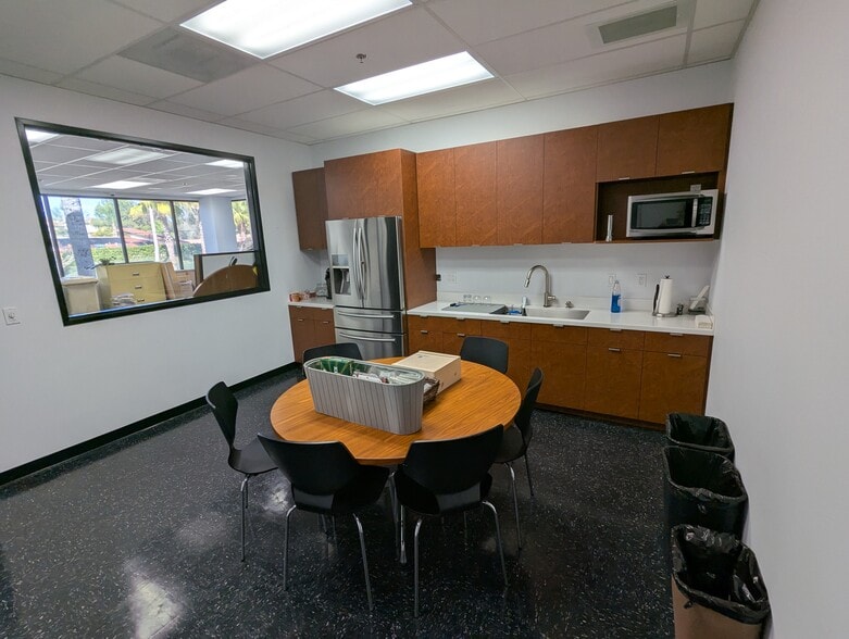 1150 E Orangethorpe Ave, Placentia, CA for lease - Interior Photo - Image 2 of 12