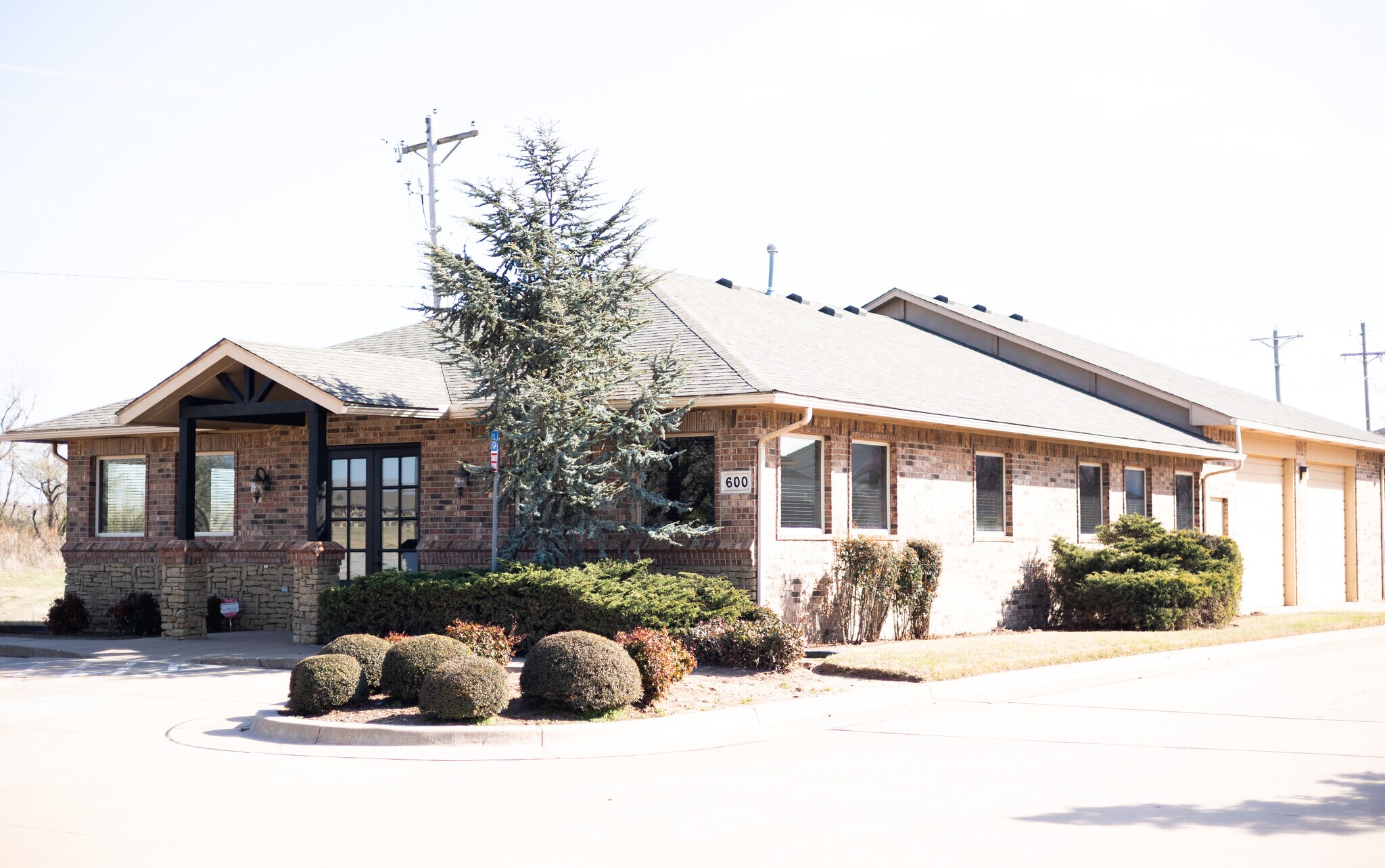 600 W 18th St, Edmond, OK à louer Photo principale- Image 1 de 16