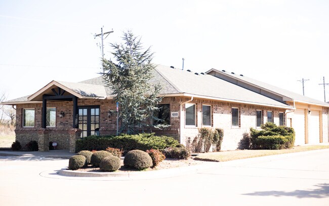 Plus de détails pour 600 W 18th St, Edmond, OK - Bureau à louer