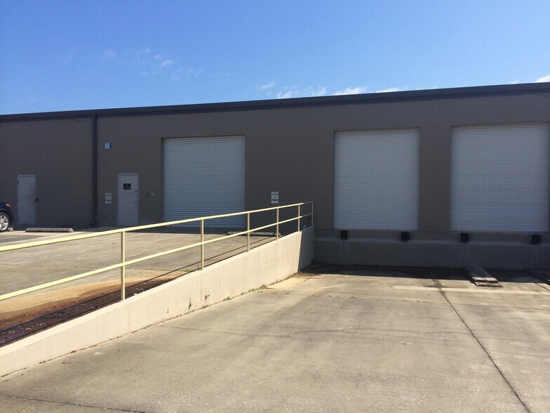 700 Fentress Blvd, Daytona Beach, FL à louer - Photo du bâtiment - Image 3 de 14