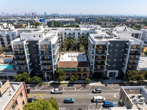 5550 Hollywood Blvd, Los Angeles, CA for lease Building Photo- Image 1 of 3