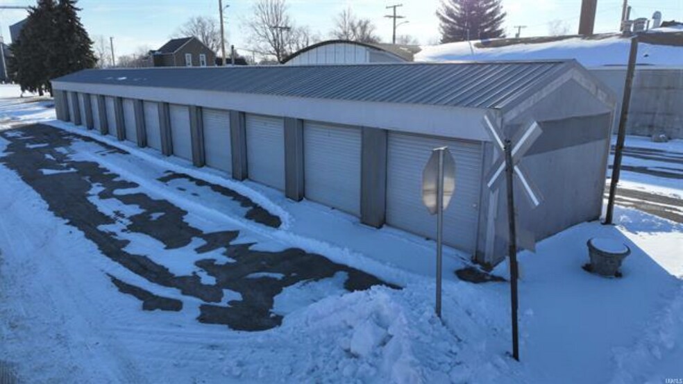121 Railroad St, Medaryville, IN à vendre - Photo du bâtiment - Image 2 de 3