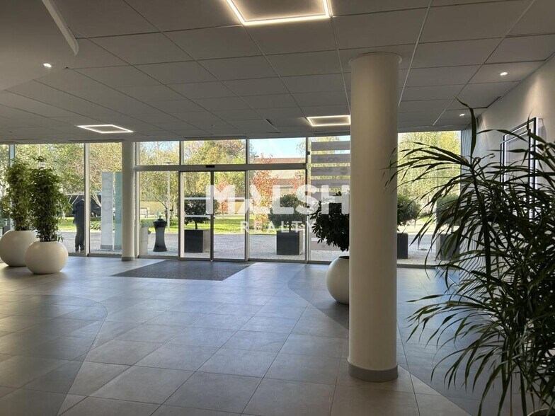 Office in Caluire-et-Cuire for lease - Lobby - Image 3 of 15