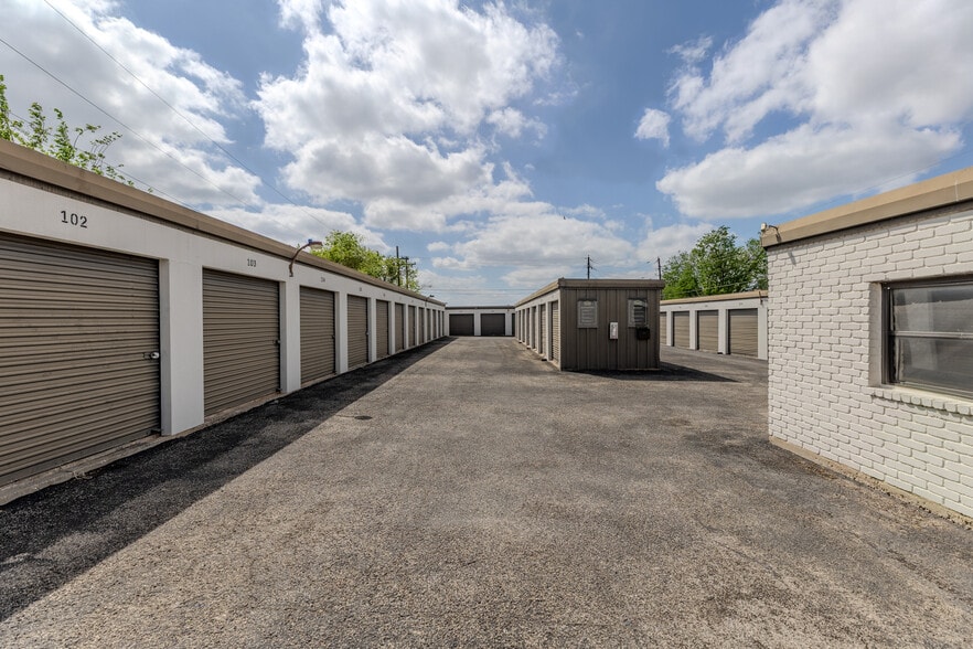 209 Commercial Dr, Taylor, TX for sale - Building Photo - Image 2 of 9