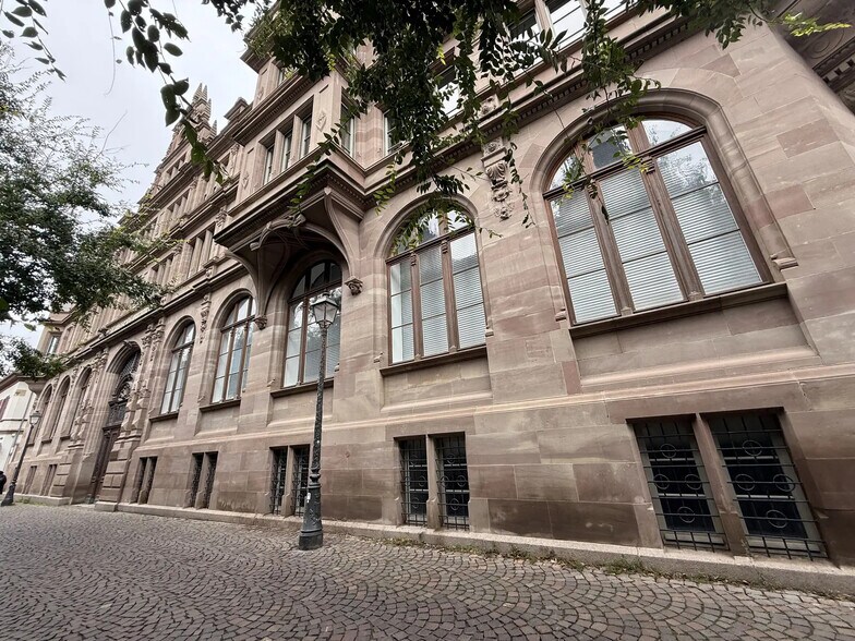 9 Place Saint-Thomas, Strasbourg à louer - Photo du bâtiment - Image 2 de 17