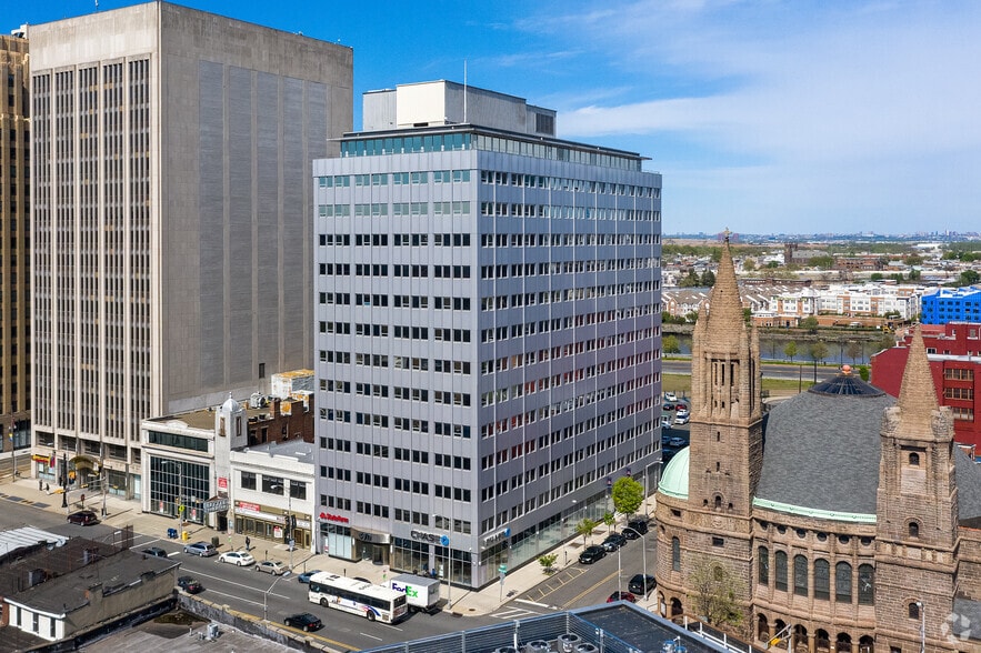 570 Broad St, Newark, NJ for lease - Building Photo - Image 1 of 4