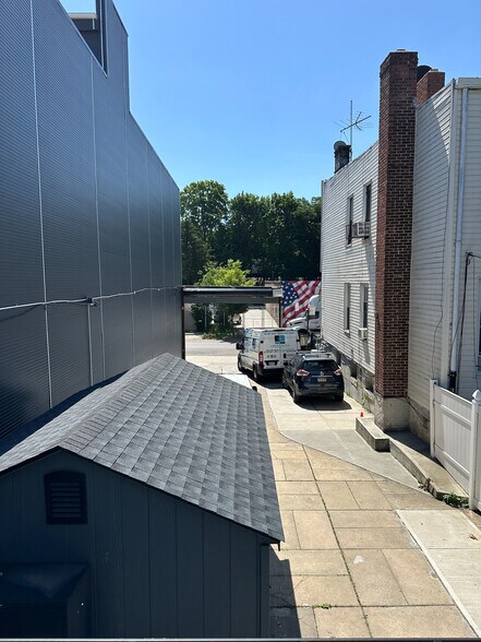 1809 Decatur St, Ridgewood, NY à louer - Photo du bâtiment - Image 2 de 4