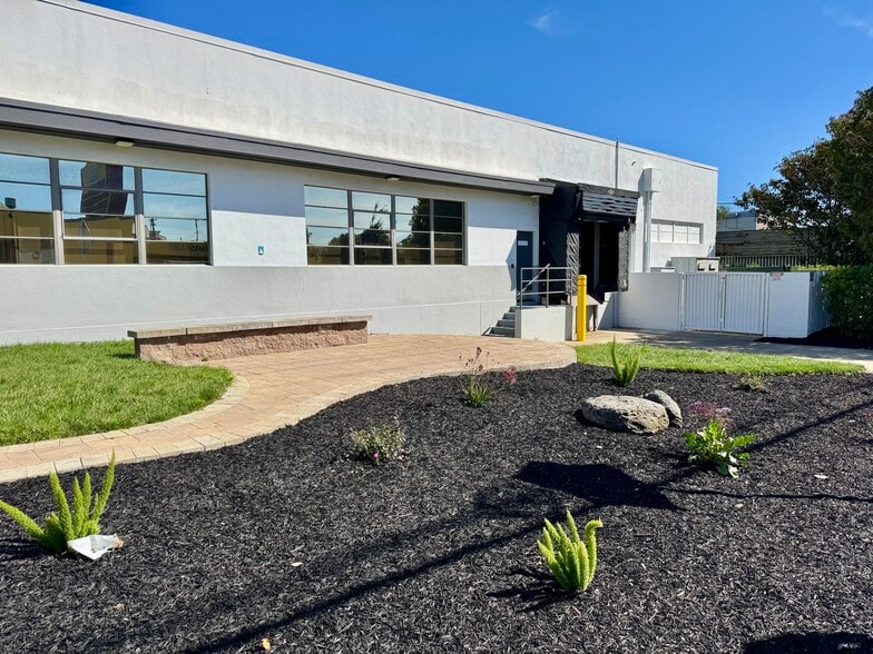 250 Hillside Blvd, South San Francisco, CA for lease - Building Photo - Image 3 of 16