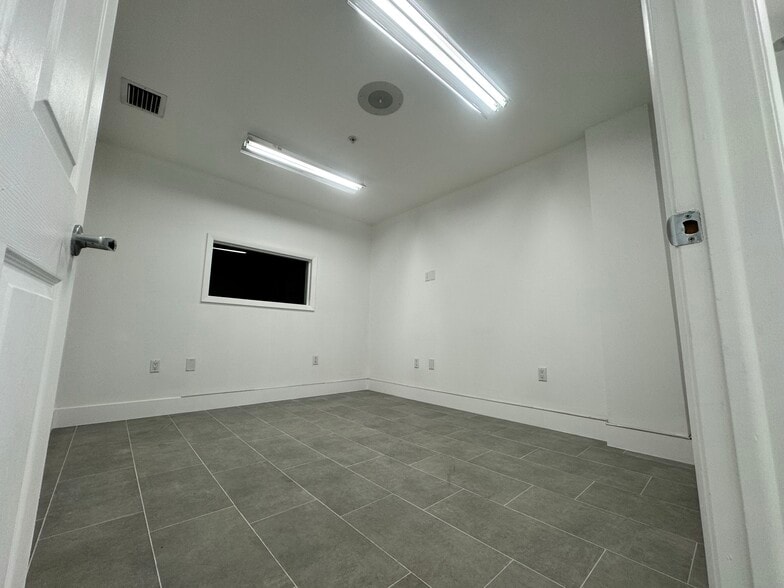 6955-6965 NW 43rd St, Miami, FL à louer - Photo intérieure - Image 2 de 4